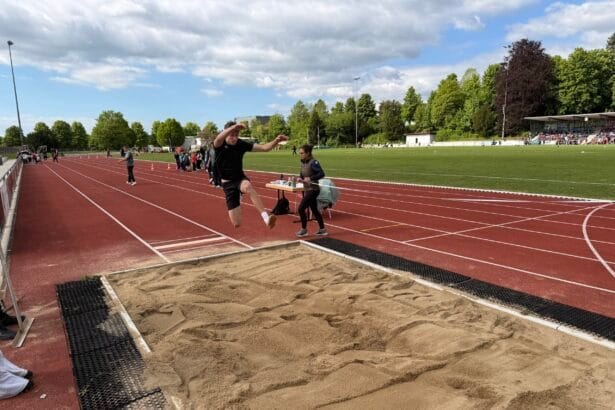 Weitsprung war eine Disziplin bei den Bundesjugendspielen im Rottweiler Stadion. Foto: Schule