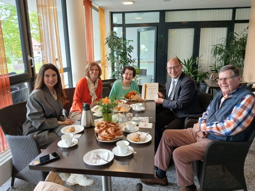 Jubilarin Rita Stockbauer (Mitte) mit Tochter Renate Ruf (Zweite von links) und Sohn Dieter Stockbauer (rechts) freuen sich über die Glückwünsche von Oberbürgermeister Dr. Christian Ruf und Referentin Viktoria Bossert zum 100. Geburtstag (Foto: Stadt Rottweil / Hermann).