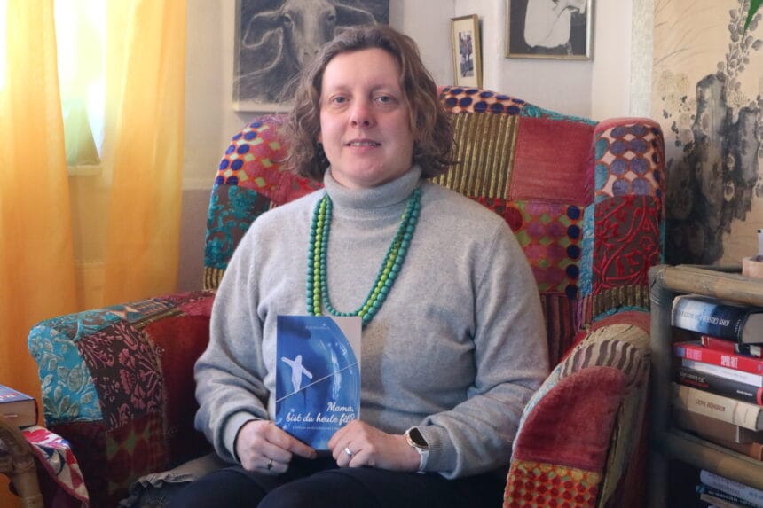 „Am Anfang hatte ich nicht mal Kraft, um aufrecht zu stehen.“ Kati Hornbach sammelt Geld zur Unterstützung der Forschungsarbeit an Long Covid. Foto: Moni Marcel