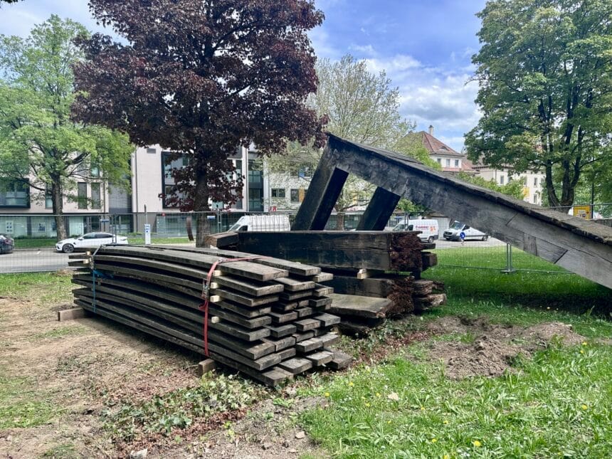 Aus Sicherheitsgründen wurde einer der beiden „Eichentische“ der Künstlerin Magdalena Jetelova abgebaut. Ob der zweite Tisch erhalten werden kann, ist noch offen (Foto: Stadt Rottweil / Hermann).
