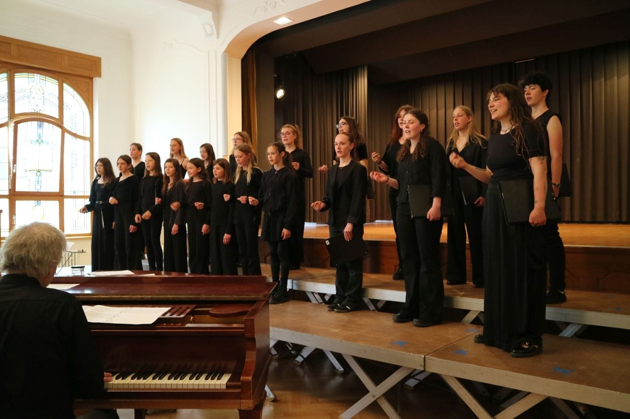 Der Schulchor der Konrad-Witz-Schule und der Mädchenchor Rottweil gaben ein gemeinsames Muttertagskonzert. Fotos: Moni Marcel