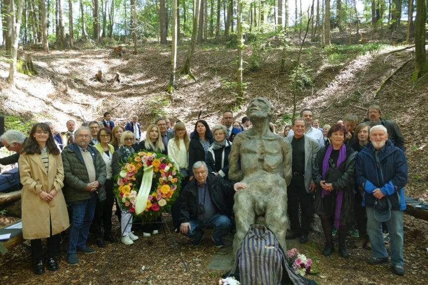 Gäste aus Ungarn, Polen, den Niederlanden, Luxemburg, Deutschland und Mitwirkende bei der Gedenkfeier am Mahnmal von "Wüste 10" im Eckerwald. Foto: Heide Friederichs