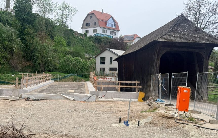 Die neue Brücke bei der Schindelbrücke über den Neckar ist nahezu fertiggestellt. Ab Montag, 11. Mai, ist die Straße „In der Au“ wegen Straßenarbeiten für den Verkehr gesperrt. Außerdem beginnt die Sanierung der denkmalgeschützten Schindelbrücke (Foto: Stadt Rottweil / Hermann).