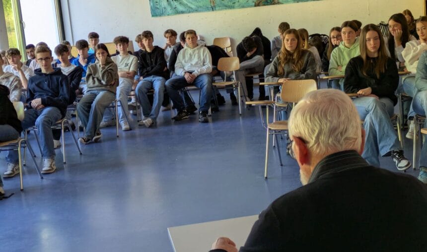 Marek Dabrowski bei seinem Vortrag an der Realschule: Foto: Realschule