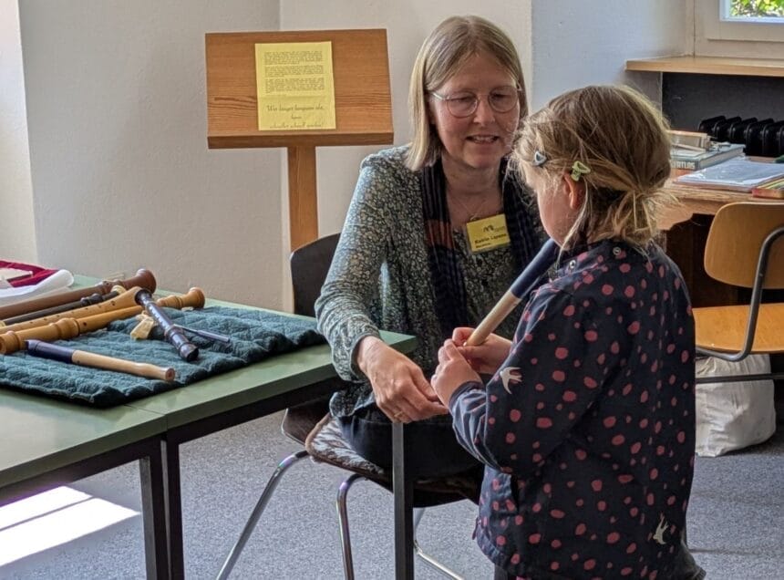 Erste Versuche auf der Blockflöte unter der Anleitung von Katrin Lorenz. Foto: Musikschule Rottweil