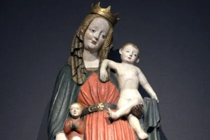 Moit ihrem Mantel konnten hochgestellte Frauen im Mittelalter Schutz gewähren - dieses Recht wurde auf Maria übertragen und fand seinen Ausdruck in "Schutzmantel-Madonnen". Im Rottweiler Dominikanermuseum findet sich ein besonders schönes Beispiel aus Gösslingen. Foto: al