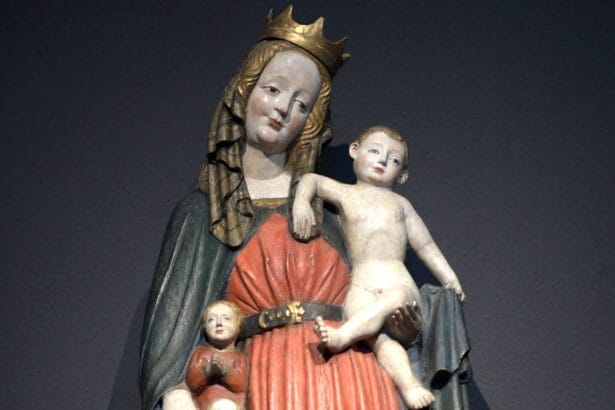 Moit ihrem Mantel konnten hochgestellte Frauen im Mittelalter Schutz gewähren - dieses Recht wurde auf Maria übertragen und fand seinen Ausdruck in "Schutzmantel-Madonnen". Im Rottweiler Dominikanermuseum findet sich ein besonders schönes Beispiel aus Gösslingen. Foto: al