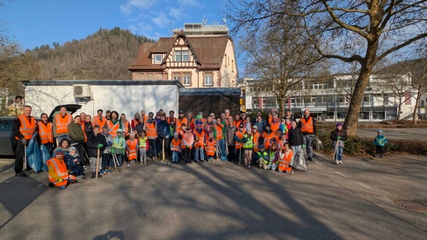 Zahlreiche Helferinnen und Helfer säuberten ausgestattet mit Warnwesten, Greifzangen und Eimer die Straßen der Schramberger Innenstadt. Foto: Stadt Schramberg