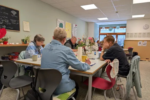 Im Suppenstüble in der Rottweiler Suppengasse kommen Menschen unterschiedlichster Lebenssituationen zusammen. Ehrenamtliche sorgen hier fast täglich für ein warmes Mittagessen und einen Ort der Begegnung. Fotos: Moni Marcel