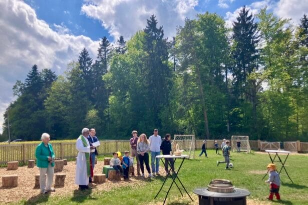 Der Waldkindergarten in Bühlingen wurde gemeinsam mit  OB Dr. Christian Ruf und Pfarrvikar Robert Albert eingeweiht (Foto: Stadt Rottweil).