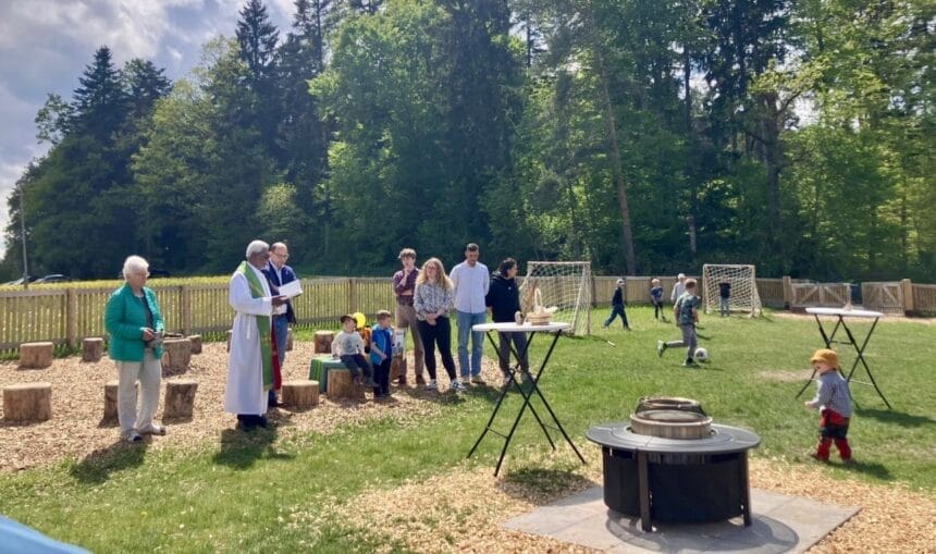 Der Waldkindergarten in Bühlingen wurde gemeinsam mit OB Dr. Christian Ruf und Pfarrvikar Robert Albert eingeweiht (Foto: Stadt Rottweil).