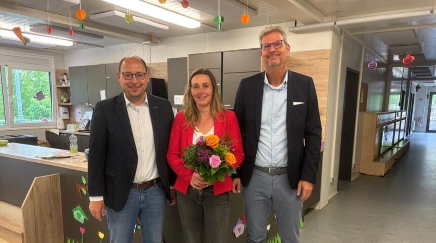 Oberbürgermeister Dr. Christian Ruf (links) und Fachbereichsleiter Bernd Pfaff wünschen der neuen Leiterin des Kindergartens Hochmauren, Stefanie Langer, einen guten Start (Foto: Stadt Rottweil / Hermann).
