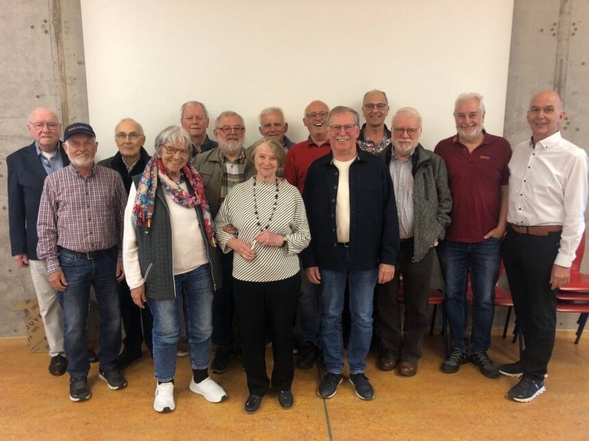 Besondere Ehrung im Fahrerteam und Entlastung des Vorstands beim BürgerBusverein Schramberg (BBS e.V.) nach zehn Jahren.
Von links : Uwe d’Elsa, Willi Herzog, Klaus Geisen, Barbara Olowinsky, Willi Fader, Reinhold Rapp, Juliane Kugler, Karl Haas, Ludwig Hartmann, Bernhard Pfundstein, Wilfried Roming, Hermann Dubiski, Enrico Planötscher, Eugen Göller. Foto: bbs, pm