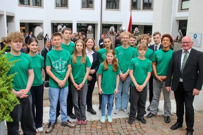 Die Ministranten in den neuen T-Shirts mit Michael Lacher, dem derzeitigen Zunftmeister.
Foto: Berthold Hildebrand