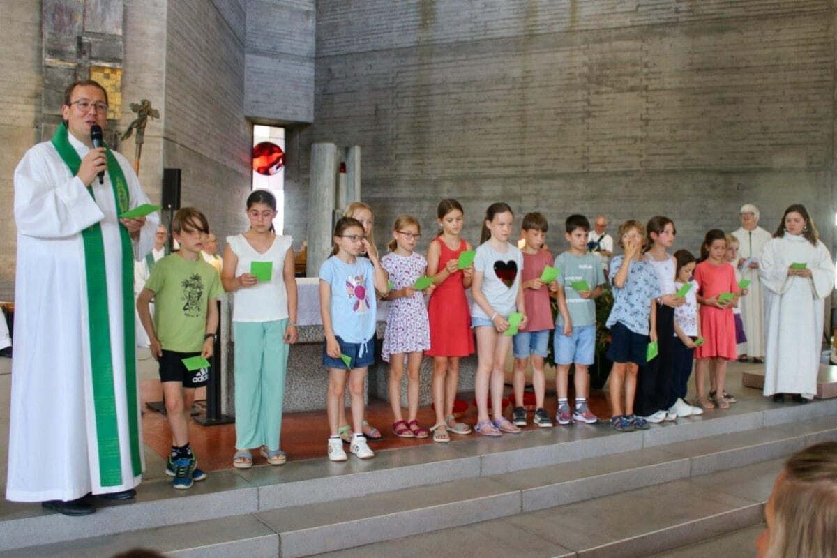 2026 seelsorgeeinheits gottesdienst vikar schmid mit erstkommunionkindern foto hildebrand