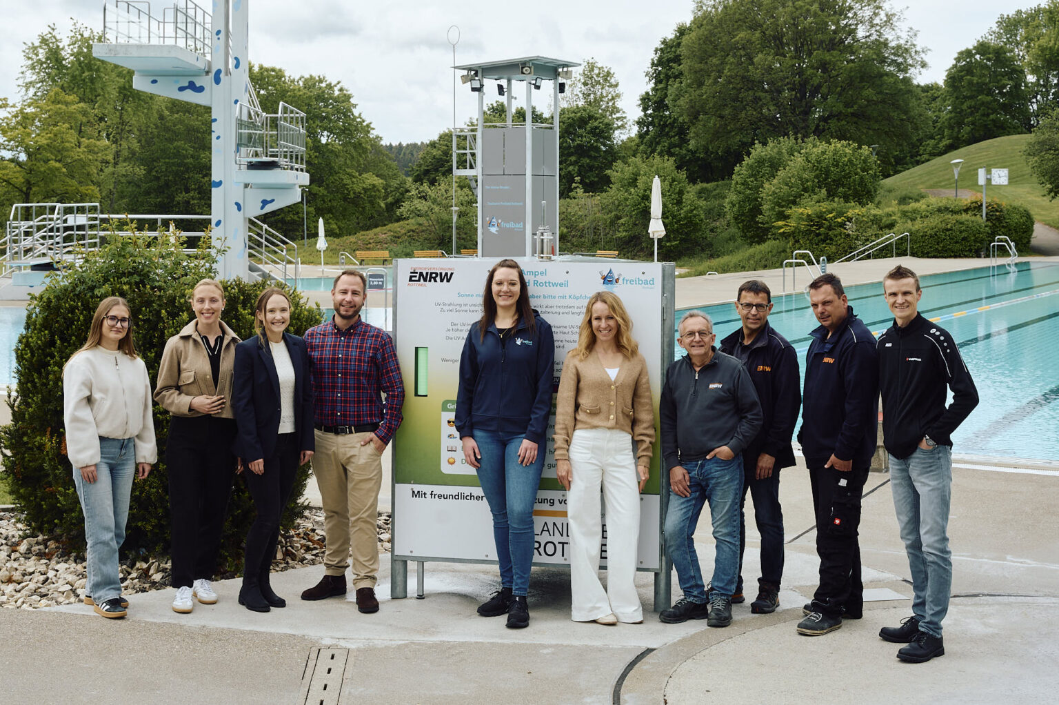 Freude über diese Innovation: die Beteiligten am Projekt "Neue UV-Ampel im Freibad Rottweil". Fotos: Nico Pudimat