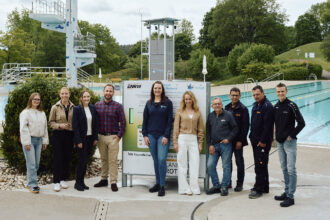 Freude über diese Innovation: die Beteiligten am Projekt "Neue UV-Ampel im Freibad Rottweil". Fotos: Nico Pudimat