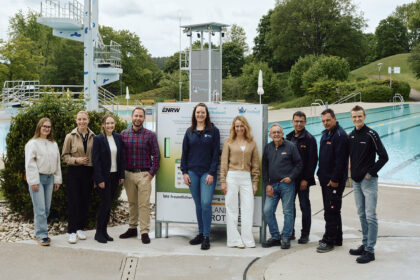 Freude über diese Innovation: die Beteiligten am Projekt "Neue UV-Ampel im Freibad Rottweil". Fotos: Nico Pudimat