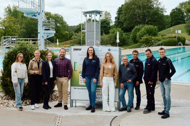 Freude über diese Innovation: die Beteiligten am Projekt "Neue UV-Ampel im Freibad Rottweil". Fotos: Nico Pudimat