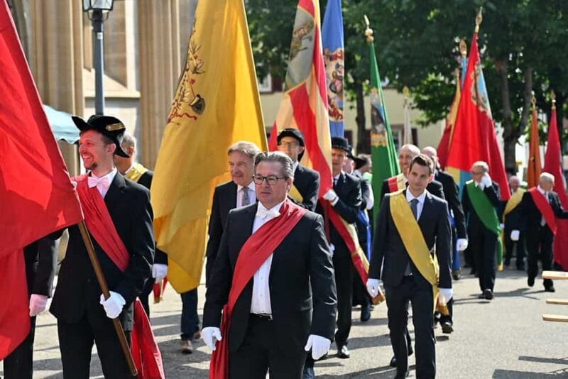 Zunftfahnen sind ein prägendes Element der Fronleichnamsprozession und bei anderen wichtigen Anlässen – hier der 900-Jahr-Feier des Heilig-Kreuz-Münsters am 10. Juli 2022. Archiv-Foto: Andreas Linsenmann