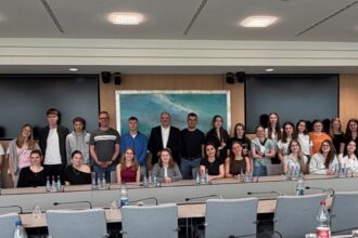 Schüler der Beruflichen Schulen aus Rottweil besucht Landtagsabgeordneten Stefan Teufel im Landtag. Foto: pm