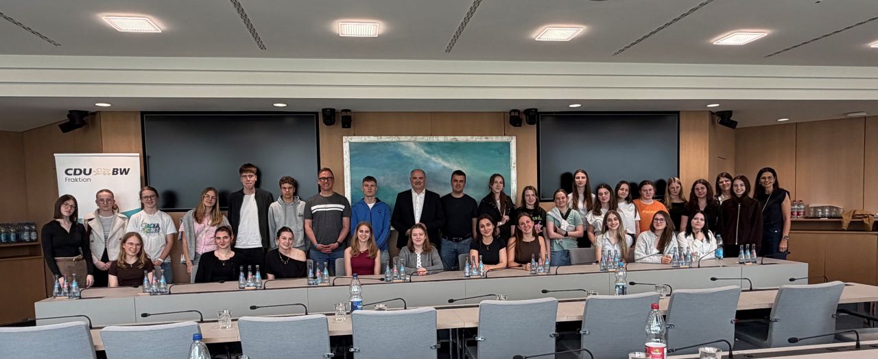 Schüler der Beruflichen Schulen aus Rottweil besucht Landtagsabgeordneten Stefan Teufel im Landtag. Foto: pm