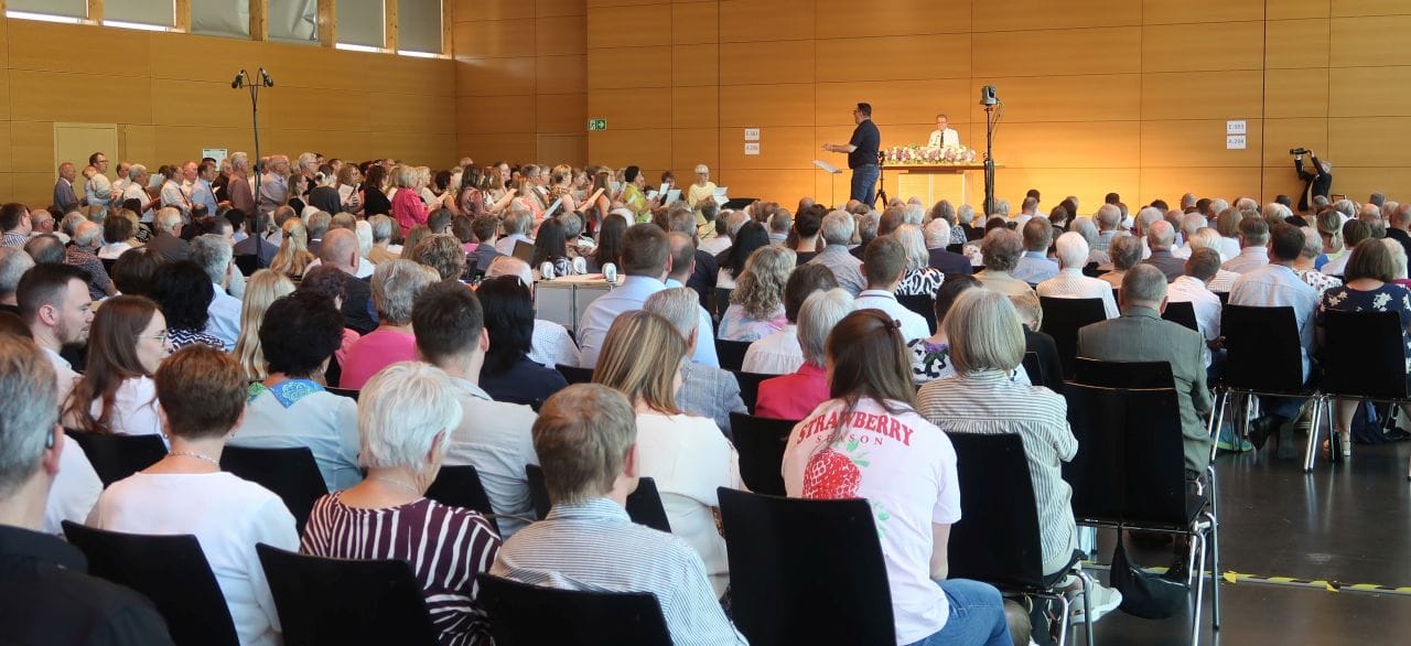 chor singt im gottesdienst