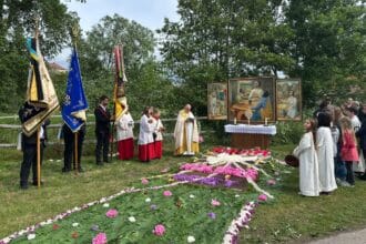 Diakon Matthias Schneider mit den Abordnungen und Gemeindemitgliedern am Altar im Filztal. Foto: Süssenbach