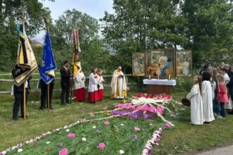 Diakon Matthias Schneider mit den Abordnungen und Gemeindemitgliedern am Altar im Filztal. Foto: Süssenbach