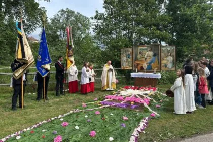 Diakon Matthias Schneider mit den Abordnungen und Gemeindemitgliedern am Altar im Filztal. Foto: Süssenbach