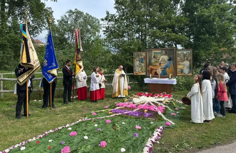 Diakon Matthias Schneider mit den Abordnungen und Gemeindemitgliedern am Altar im Filztal. Foto: Süssenbach