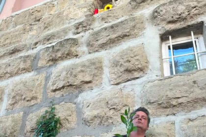 Setzt an der Rottweiler Stadtmauer für einige Tage ein kleines, leises Denk-Zeichen für Verbindendes: Tom Grimm. Foto: privat