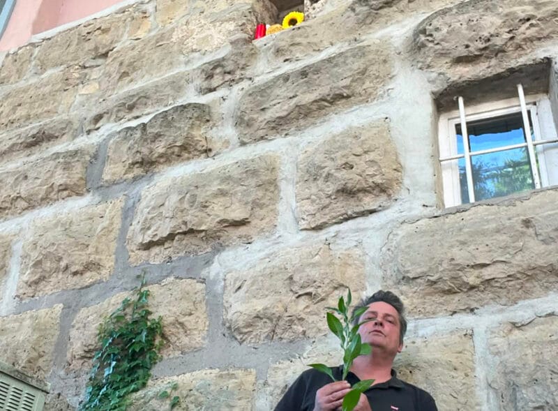 Setzt an der Rottweiler Stadtmauer für einige Tage ein kleines, leises Denk-Zeichen für Verbindendes: Tom Grimm. Foto: privat