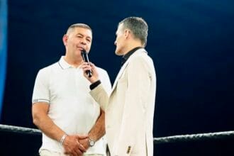 Seine Meinung ist auch heute noch gefragt: der frühere Profiboxer Luan Krasniqi. Hier vor einem Kampf seines Neffen Ardian Krasniqi. Foto: Ralf Graner