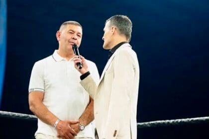 Seine Meinung ist auch heute noch gefragt: der frühere Profiboxer Luan Krasniqi. Hier vor einem Kampf seines Neffen Ardian Krasniqi. Foto: Ralf Graner