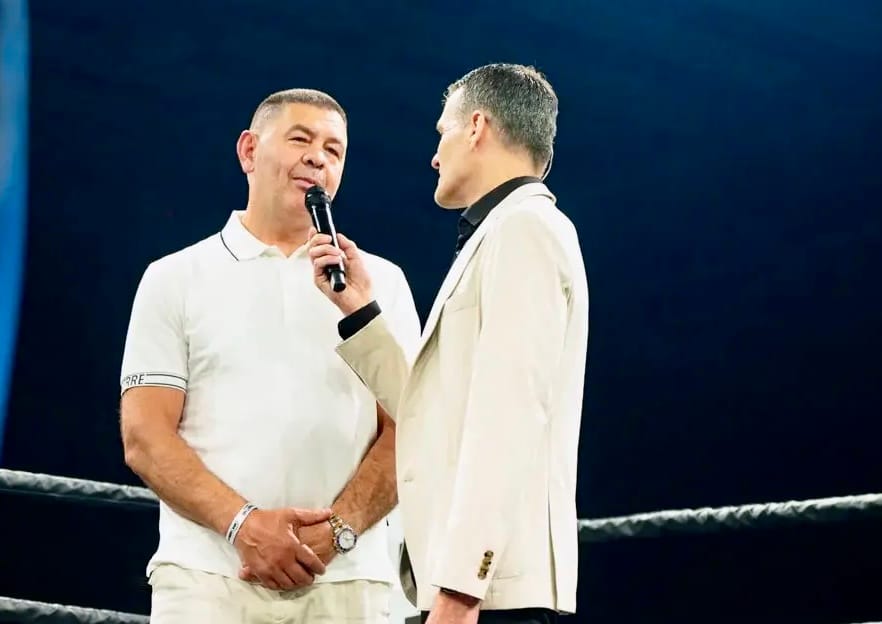 Seine Meinung ist auch heute noch gefragt: der frühere Profiboxer Luan Krasniqi. Hier vor einem Kampf seines Neffen Ardian Krasniqi. Foto: Ralf Graner