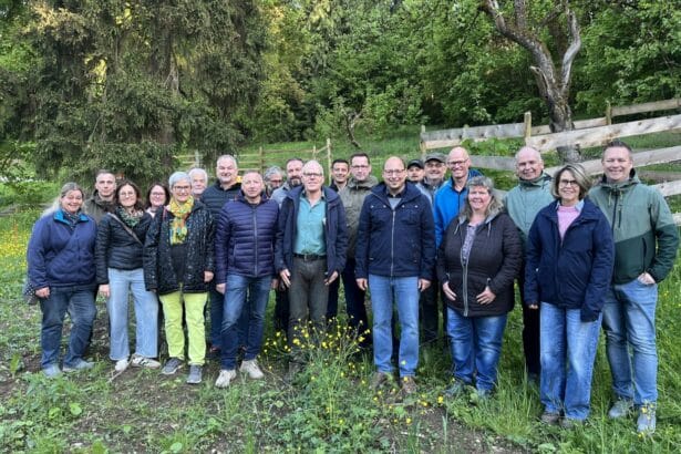 Oberbürgermeister Dr. Christian Ruf mit den Ortschaftsräten der Rottweiler Teilorte im künftigen Kerngelände der Landesgartenschau. Foto: Stadt Rottweil