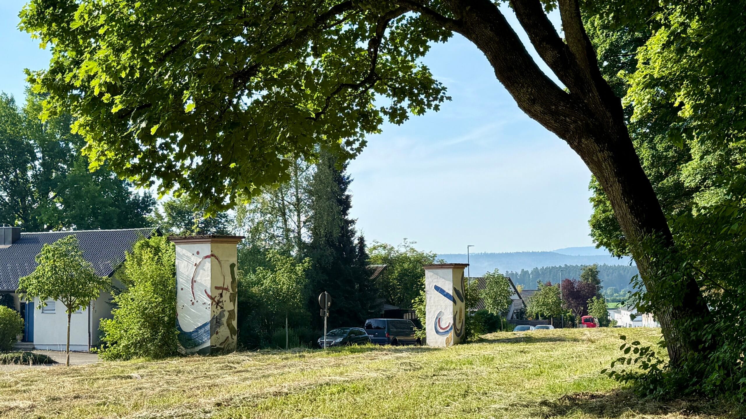 Wenn Orte flunkern: Die Pfeiler am Wasserturm korrigieren sich selbst