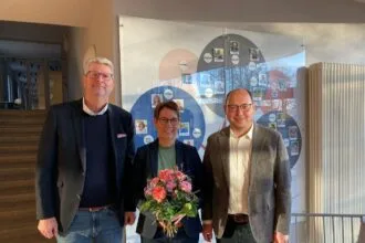 Oberbürgermeister Dr. Christian Ruf (rechts) und Fachbereichsleiter Bernd Pfaff (links) gratulieren Justina Firnkes zur Ernennung als neue Schulleiterin der Konrad-Witz-Schule (Foto: Stadt Rottweil / Hermann).