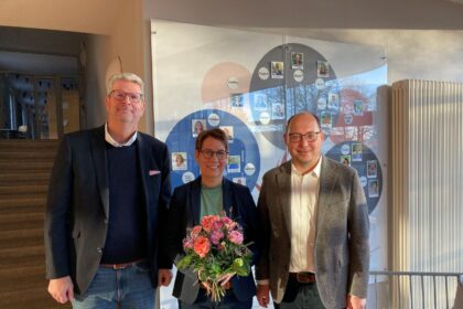 Oberbürgermeister Dr. Christian Ruf (rechts) und Fachbereichsleiter Bernd Pfaff (links) gratulieren Justina Firnkes zur Ernennung als neue Schulleiterin der Konrad-Witz-Schule (Foto: Stadt Rottweil / Hermann).