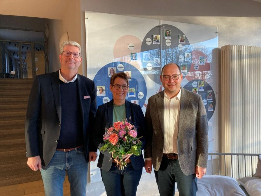 Oberbürgermeister Dr. Christian Ruf (rechts) und Fachbereichsleiter Bernd Pfaff (links) gratulieren Justina Firnkes zur Ernennung als neue Schulleiterin der Konrad-Witz-Schule (Foto: Stadt Rottweil / Hermann).