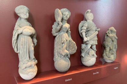 Zum Figurenprogramm des um 1540 entstandenen Marktbrunnens zählten auch Darstellungen der „Laster“, basierend auf Holzschnitten Hans Birkmairs d. Ä. Die Originalfiguren sind heute in der Lorenzkapelle ausgestellt. (Foto: Städtische Museen)