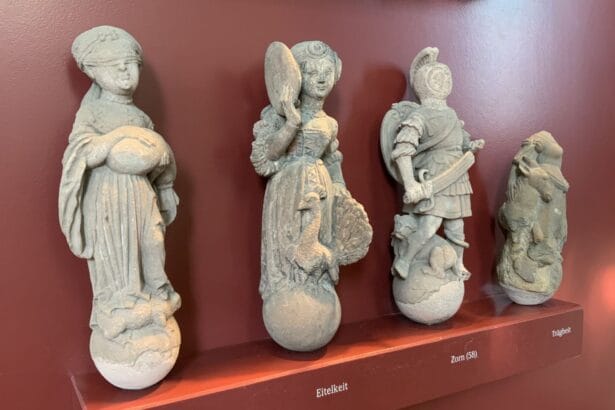 Zum Figurenprogramm des um 1540 entstandenen Marktbrunnens zählten auch Darstellungen der „Laster“, basierend auf Holzschnitten Hans Birkmairs d. Ä. Die Originalfiguren sind heute in der Lorenzkapelle ausgestellt. (Foto: Städtische Museen)