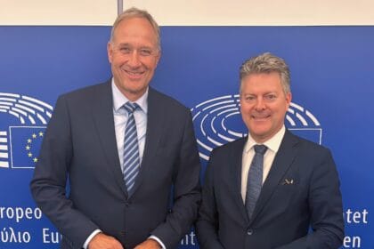 Mahle-CEO Arnd Franz (links) und der Europaabgeordnete Andreas
Schwab tauschen sich beim Autogipfel in Brüssel aus. Foto: pm