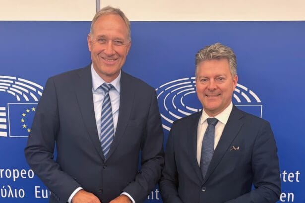 Mahle-CEO Arnd Franz (links) und der Europaabgeordnete Andreas
Schwab tauschen sich beim Autogipfel in Brüssel aus. Foto: pm