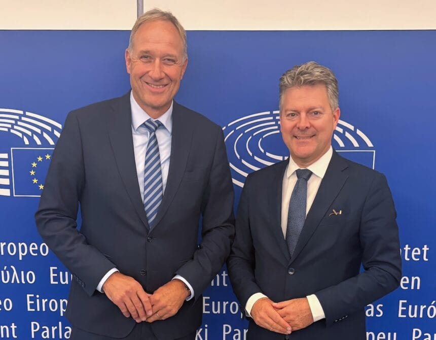 Mahle-CEO Arnd Franz (links) und der Europaabgeordnete Andreas
Schwab tauschen sich beim Autogipfel in Brüssel aus. Foto: pm