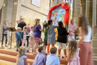 1 kinder im gottesdienst an der pinwand 2025 foto hildebrand