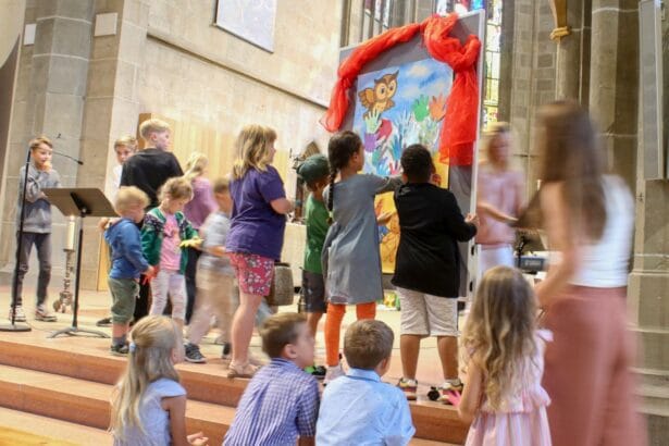 1 kinder im gottesdienst an der pinwand 2025 foto hildebrand