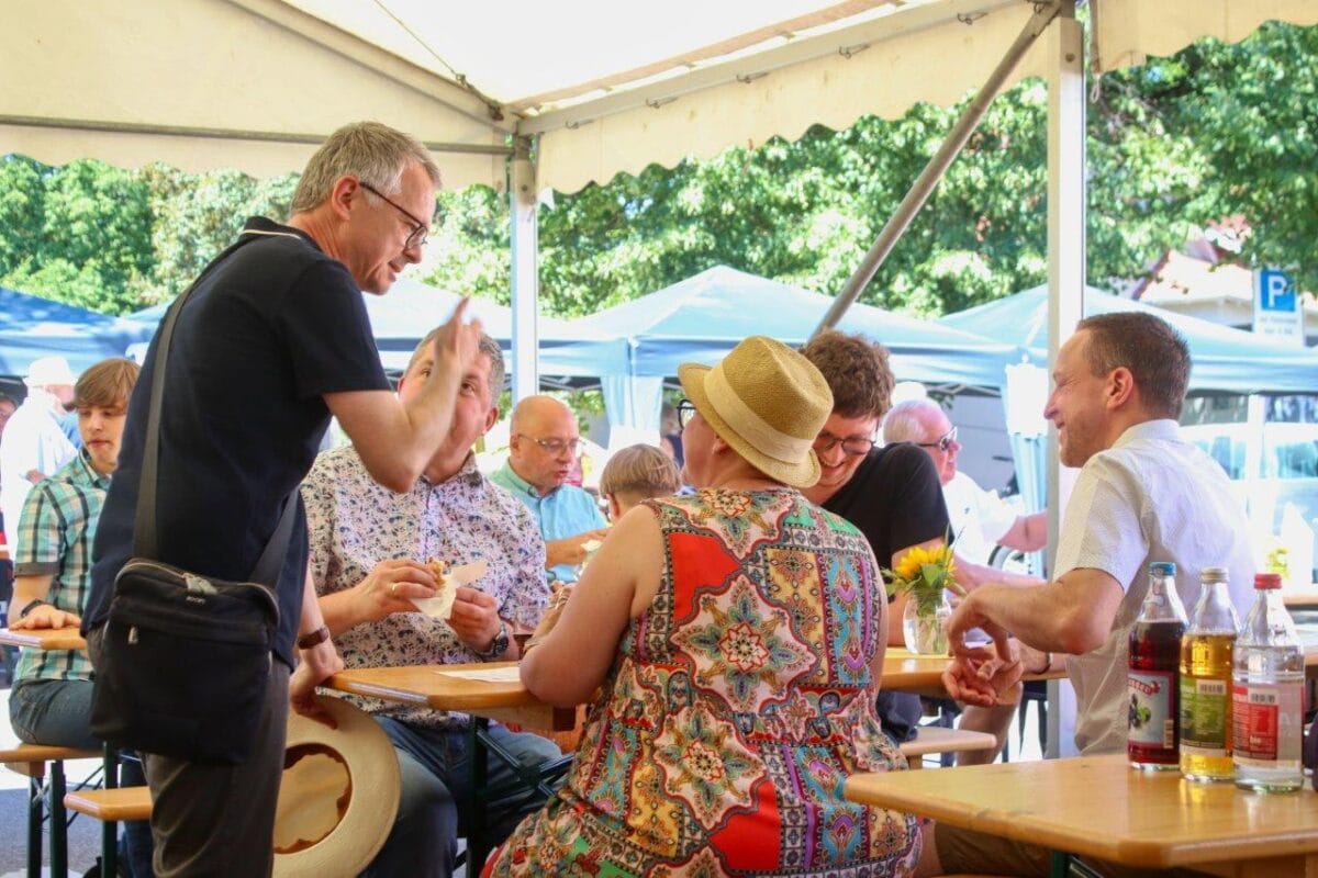3 gemeindefest 2026 pfarrer weber macht seine honneurs foto hildebrand