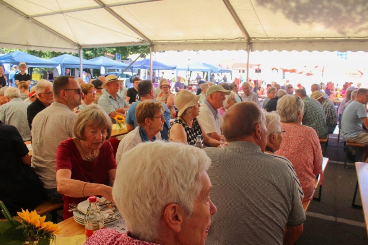 6 gemeindefest 2026 volles zelt foto hildebrand